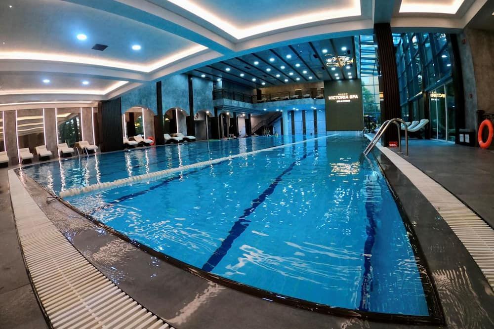 حوض السباحة