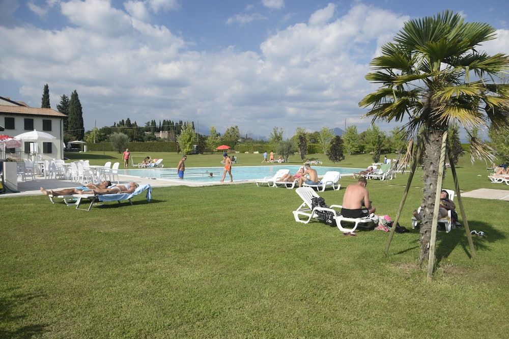 حوض السباحة