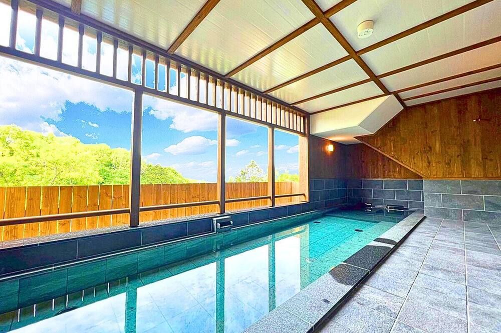 حوض السباحة