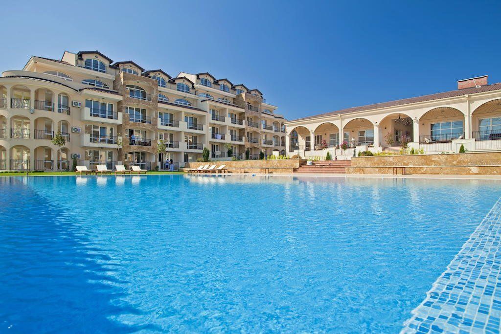 حوض السباحة