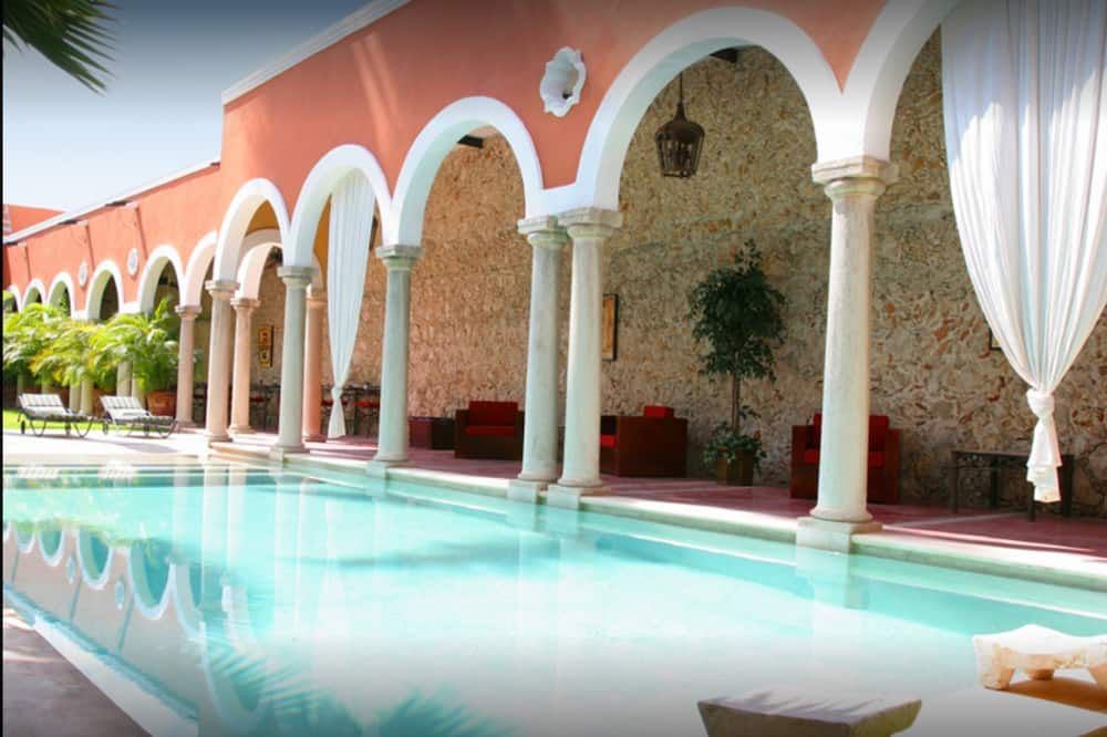 حوض السباحة