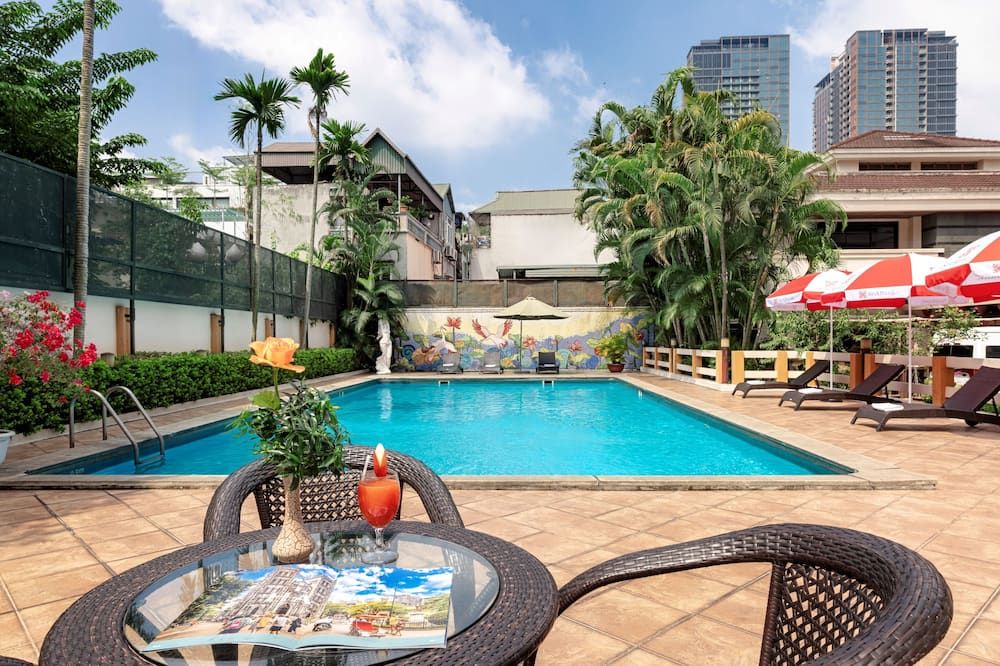 حوض السباحة