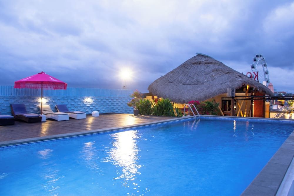 حوض السباحة