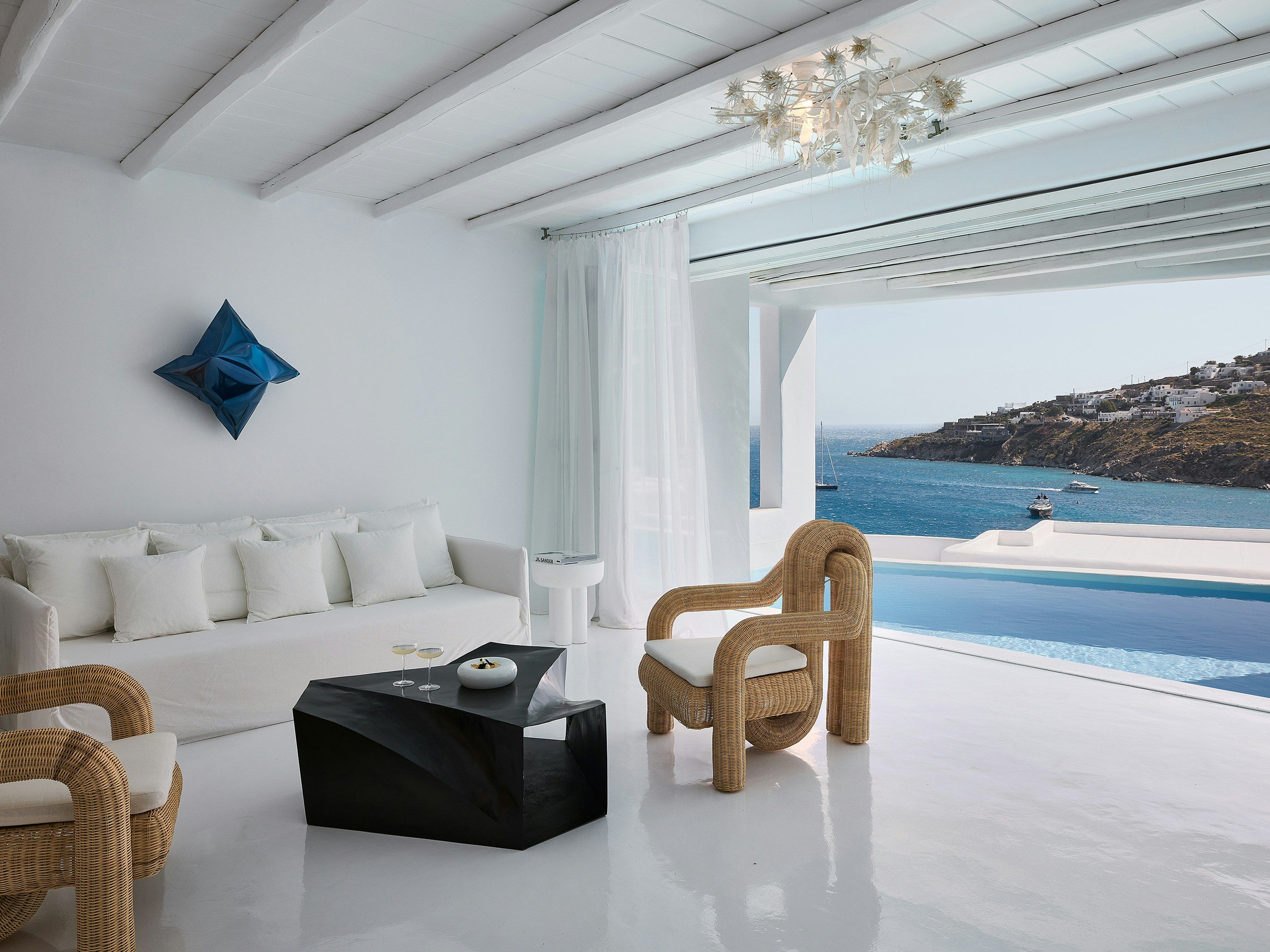 حوض السباحة