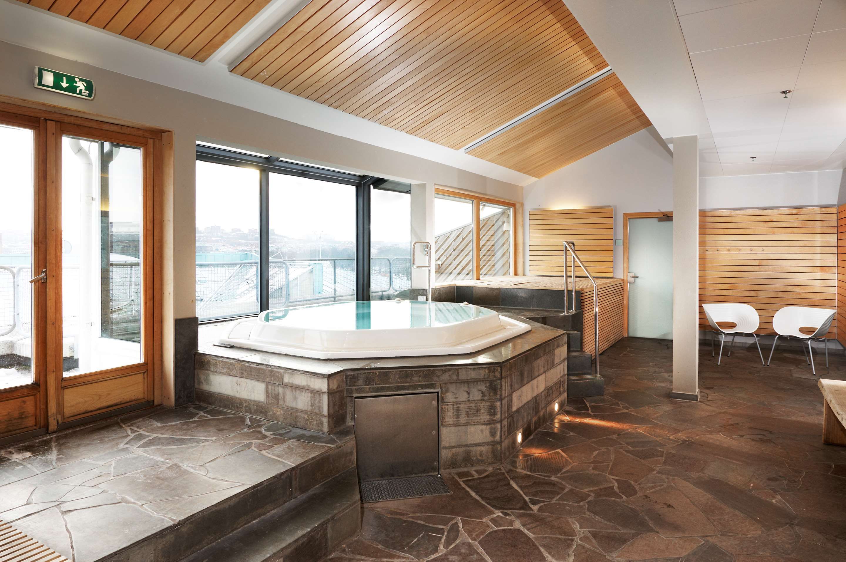 حوض السباحة