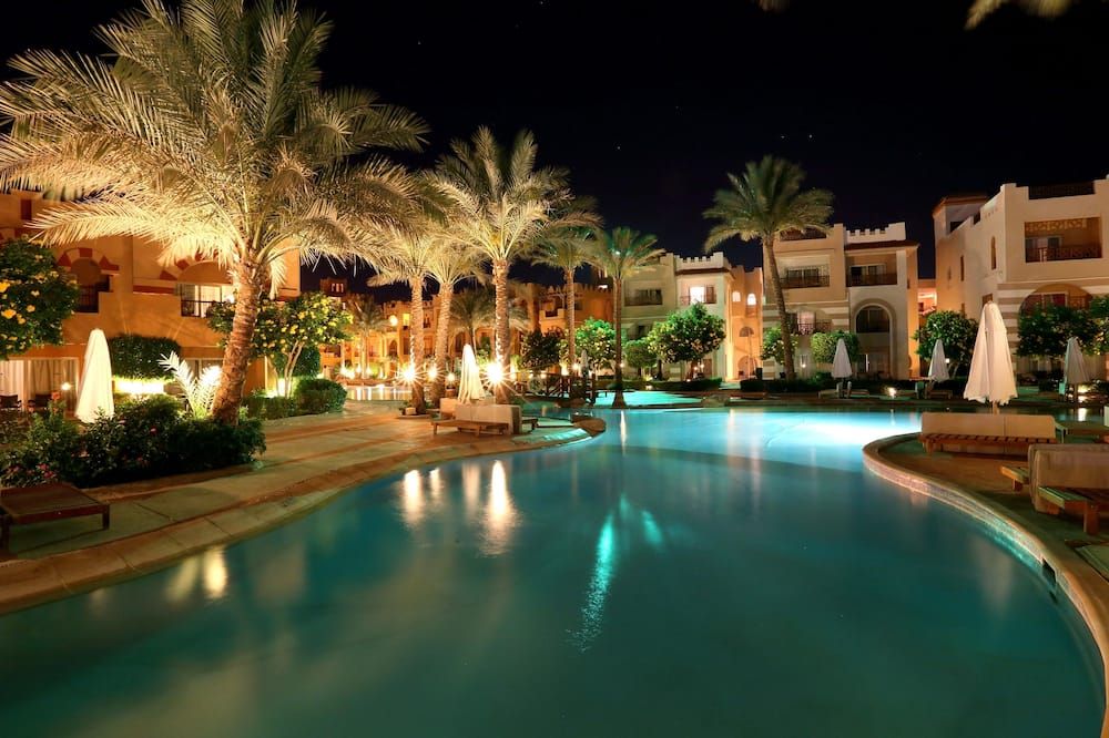 حوض السباحة