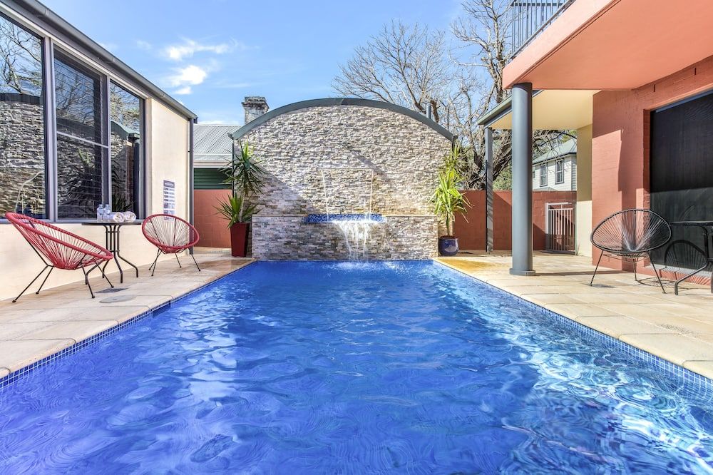 حوض السباحة