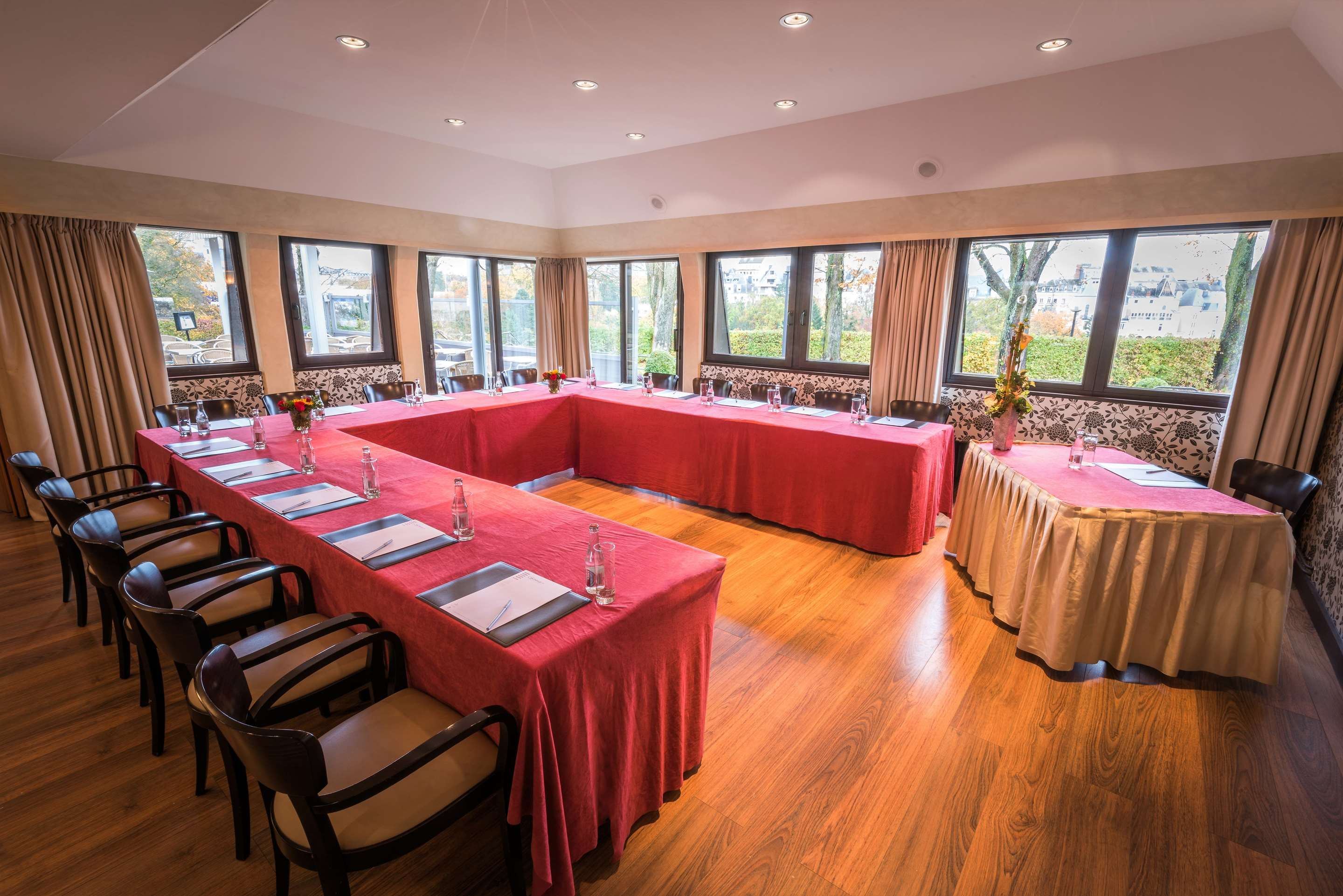 غرفة الاجتماعات