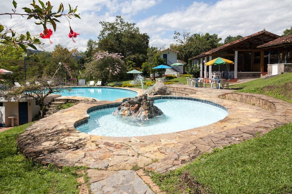 حوض السباحة