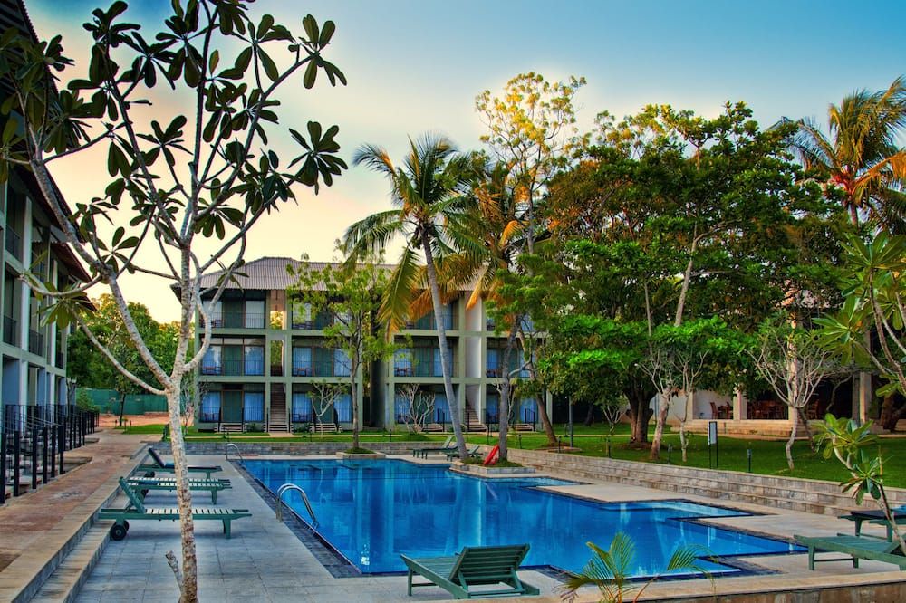 حوض السباحة