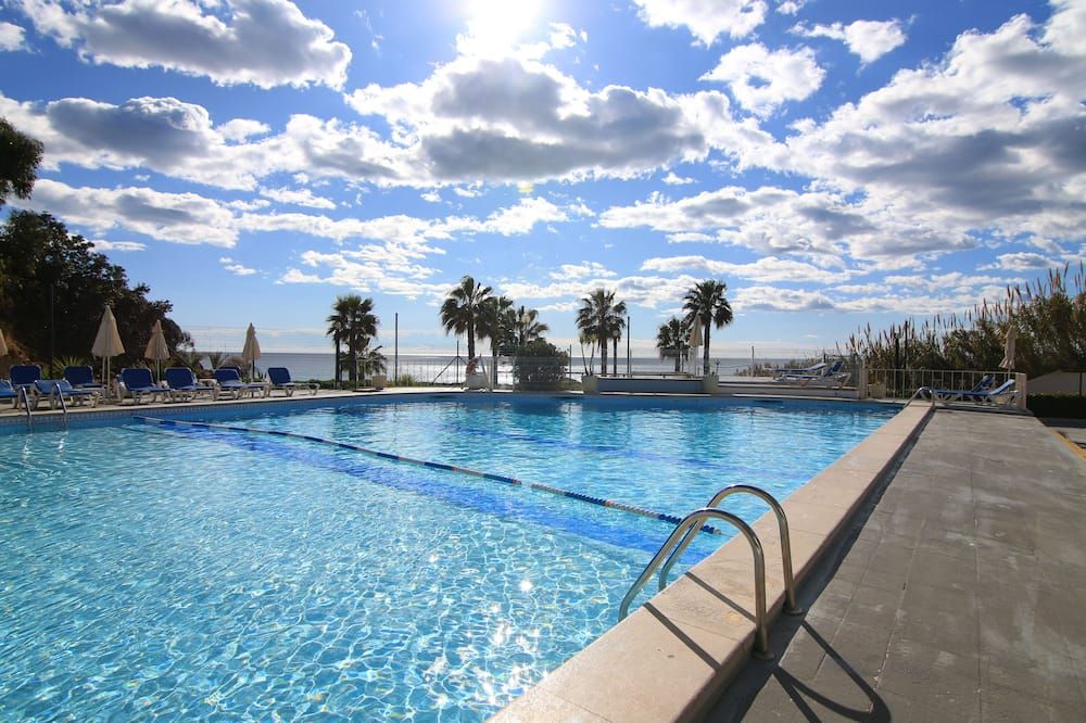 حوض السباحة