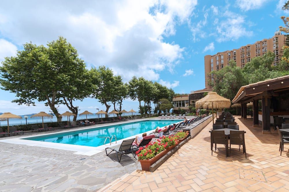 حوض السباحة