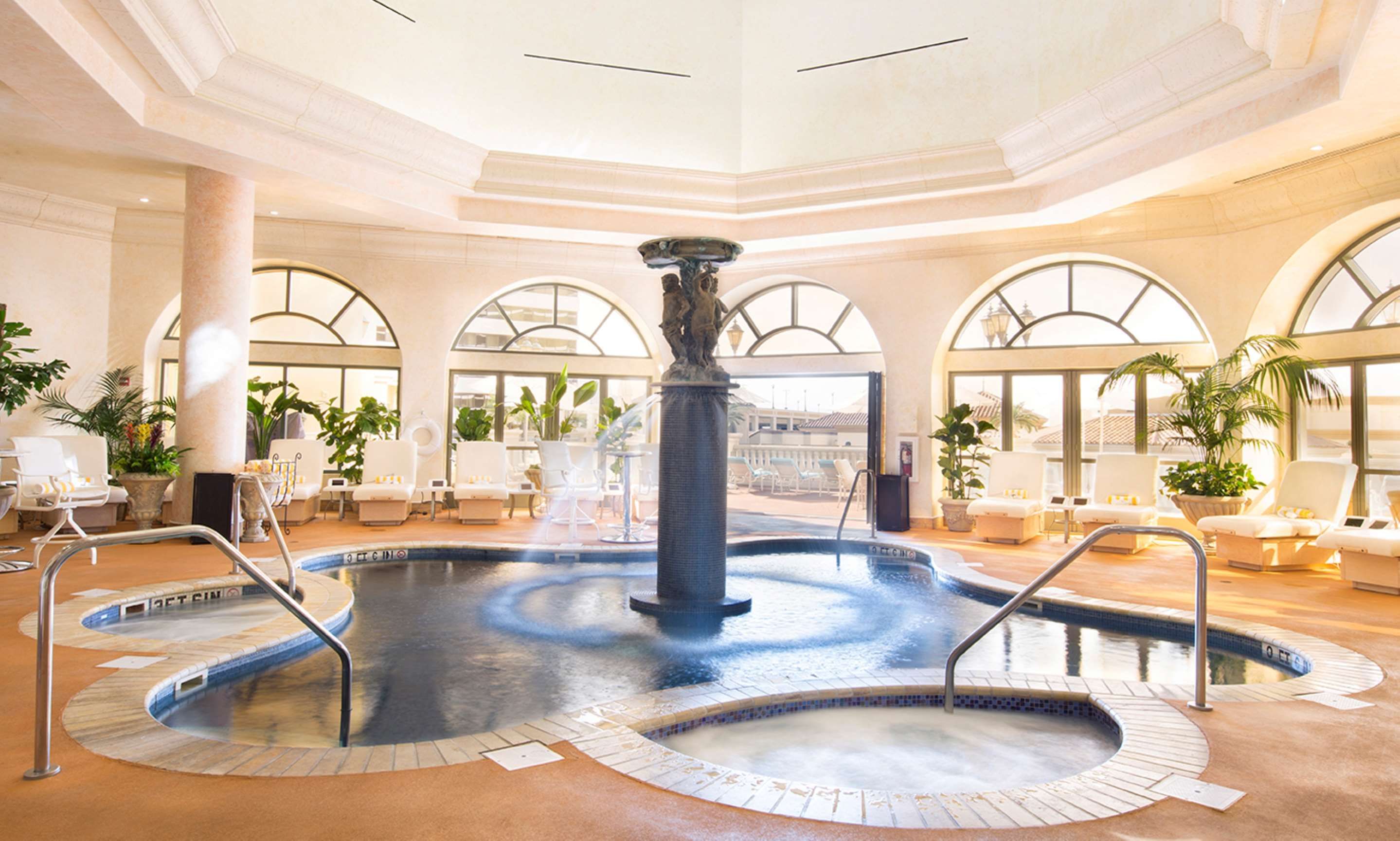 حوض السباحة