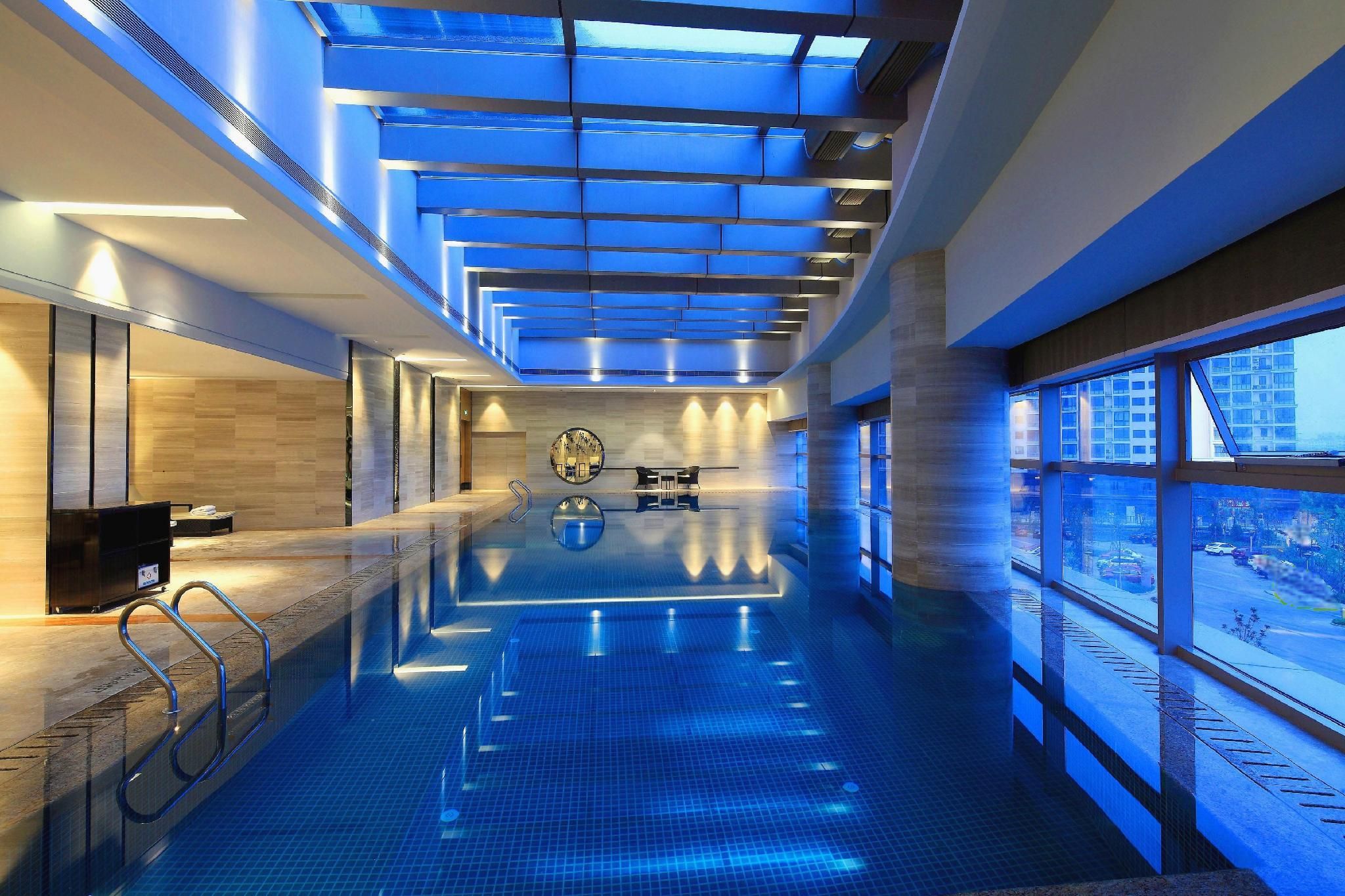 حوض السباحة