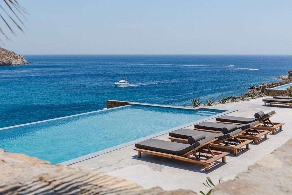 حوض السباحة