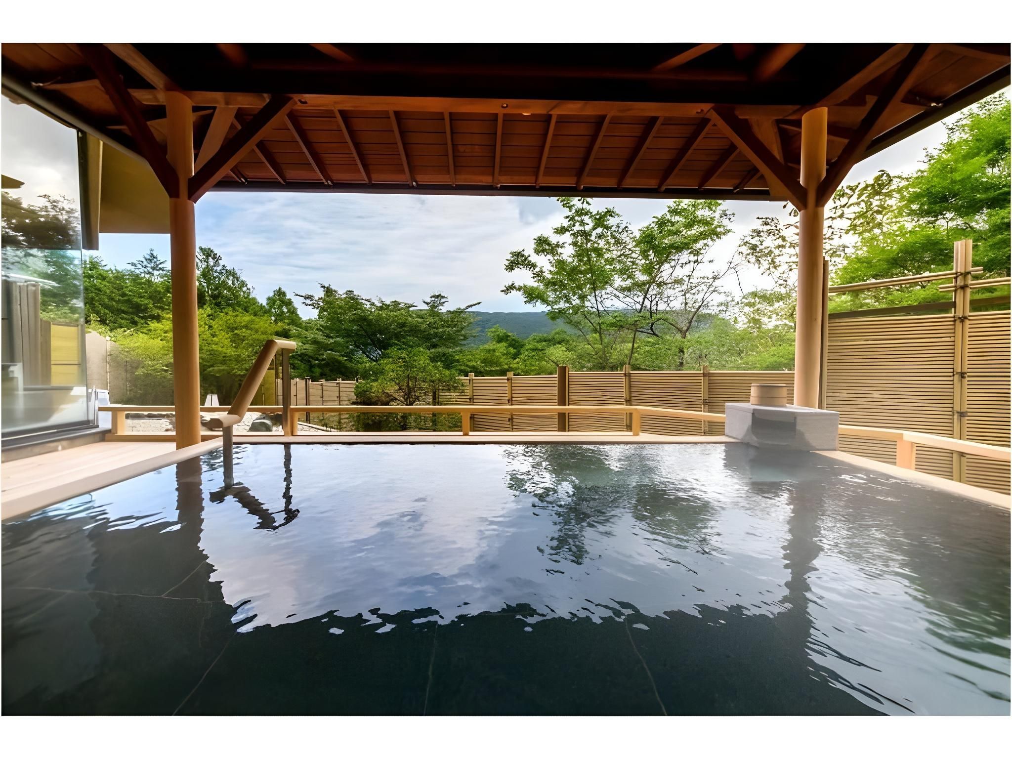 حوض السباحة