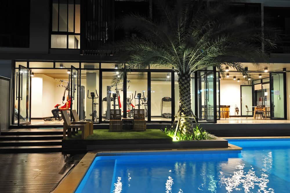 حوض السباحة