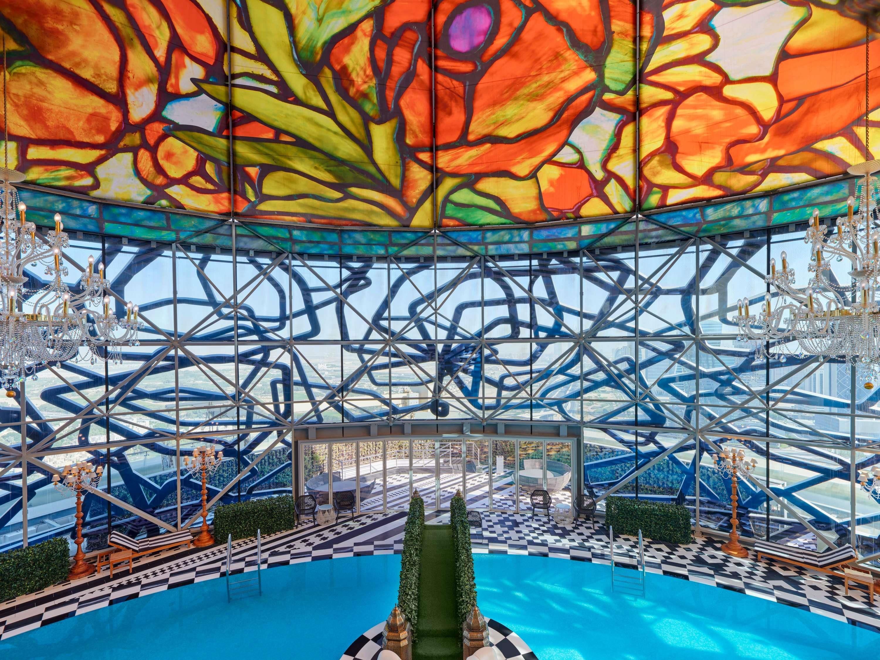 حوض السباحة