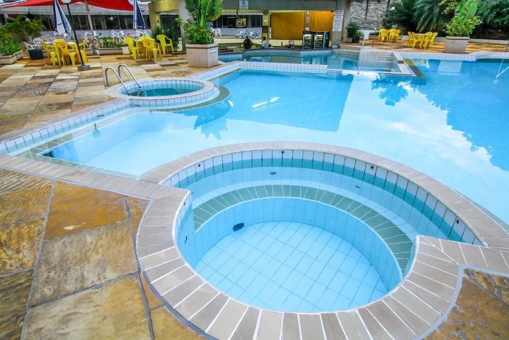 حوض السباحة