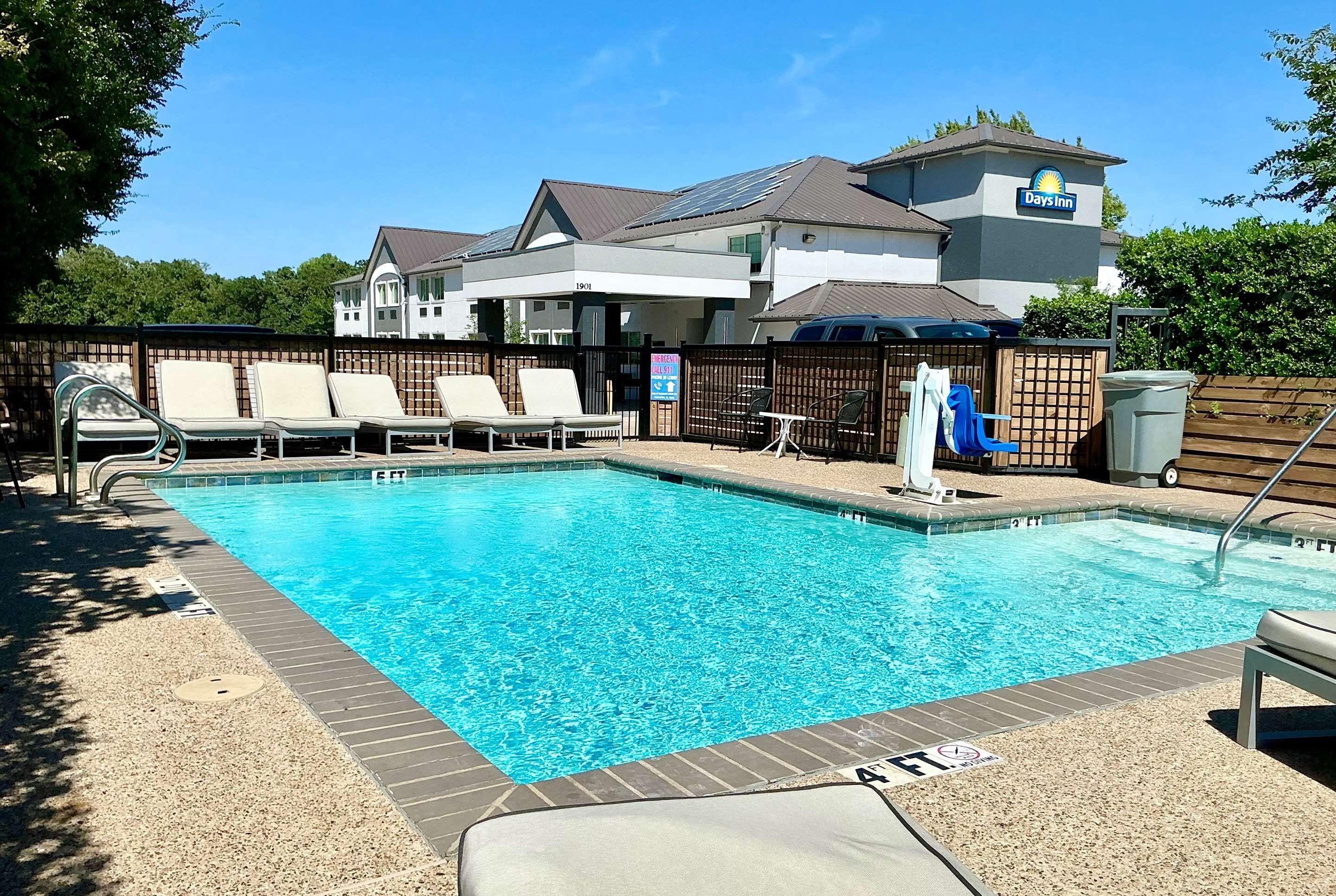 حوض السباحة