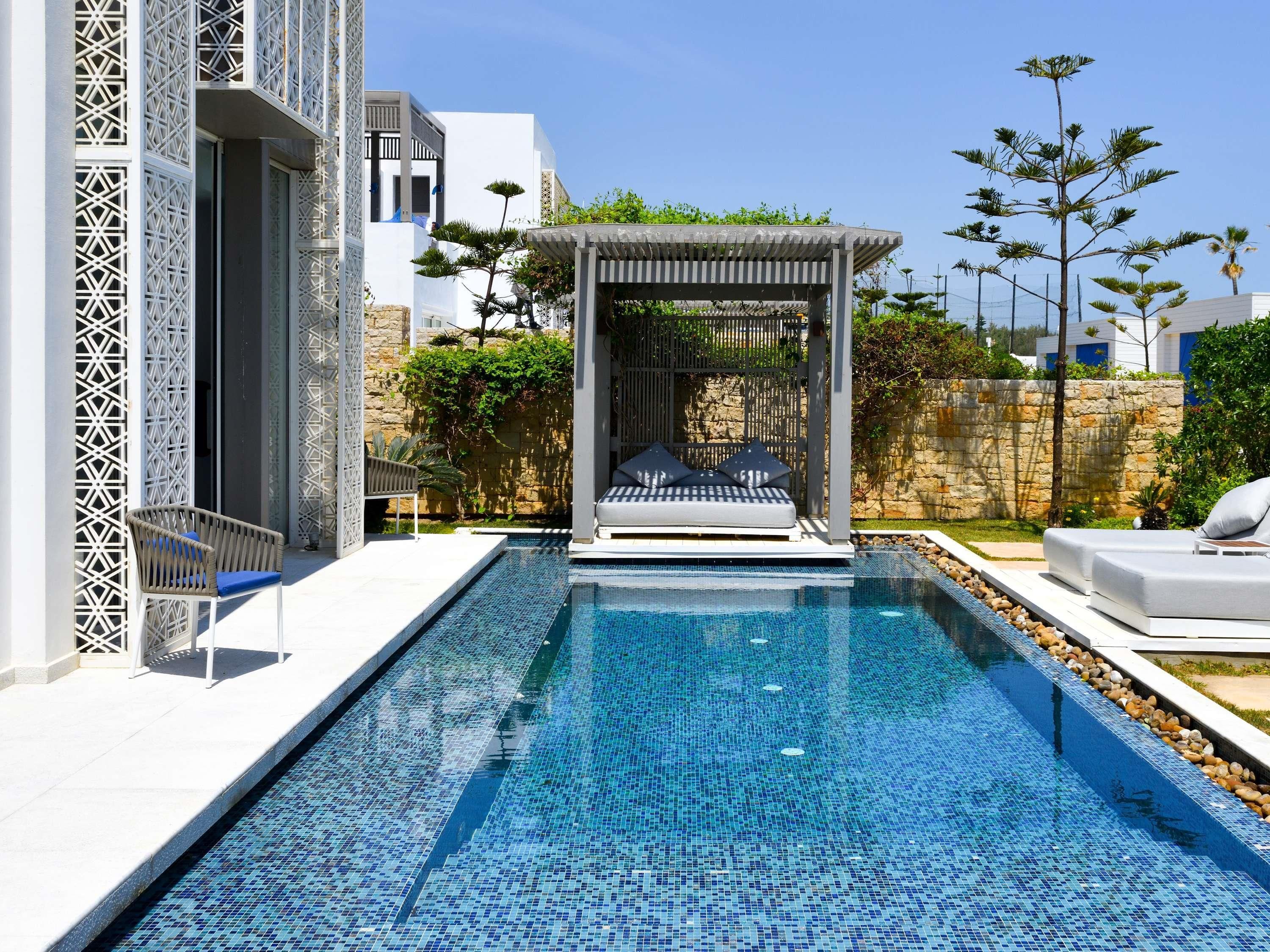 حوض السباحة