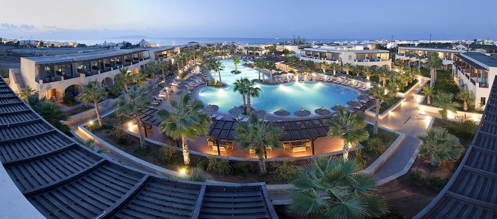 حوض السباحة