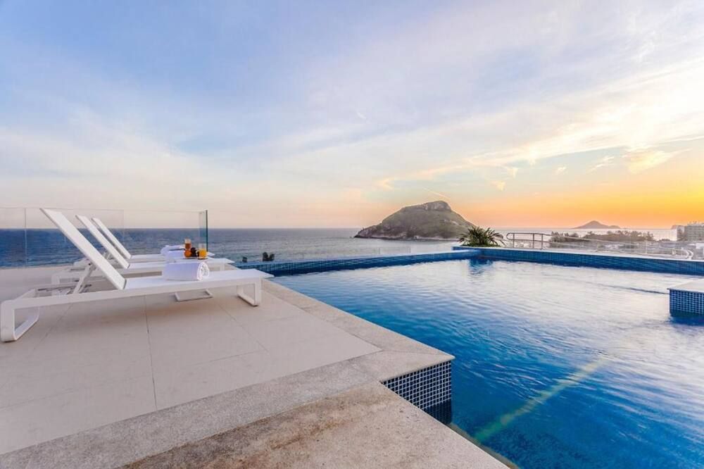 حوض السباحة