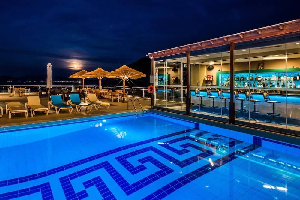 حوض السباحة