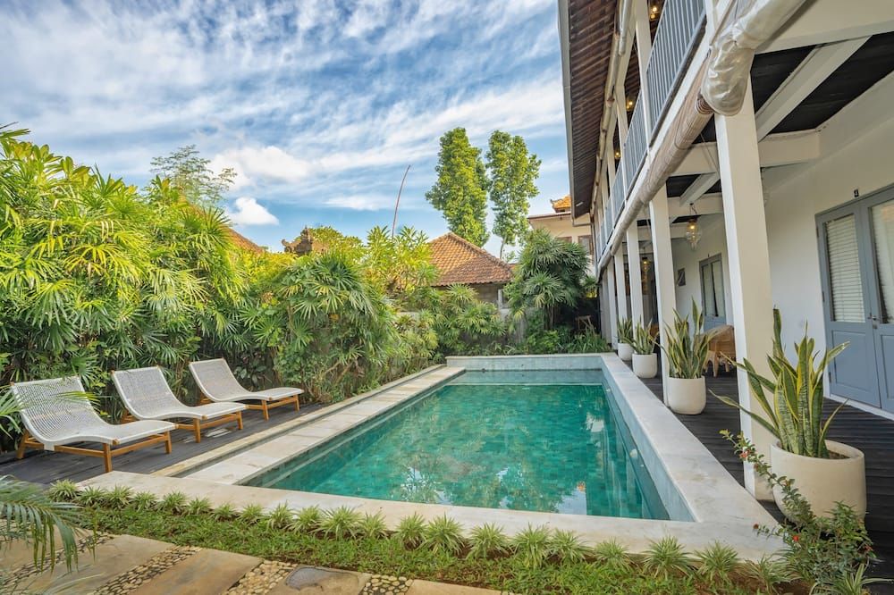 حوض السباحة