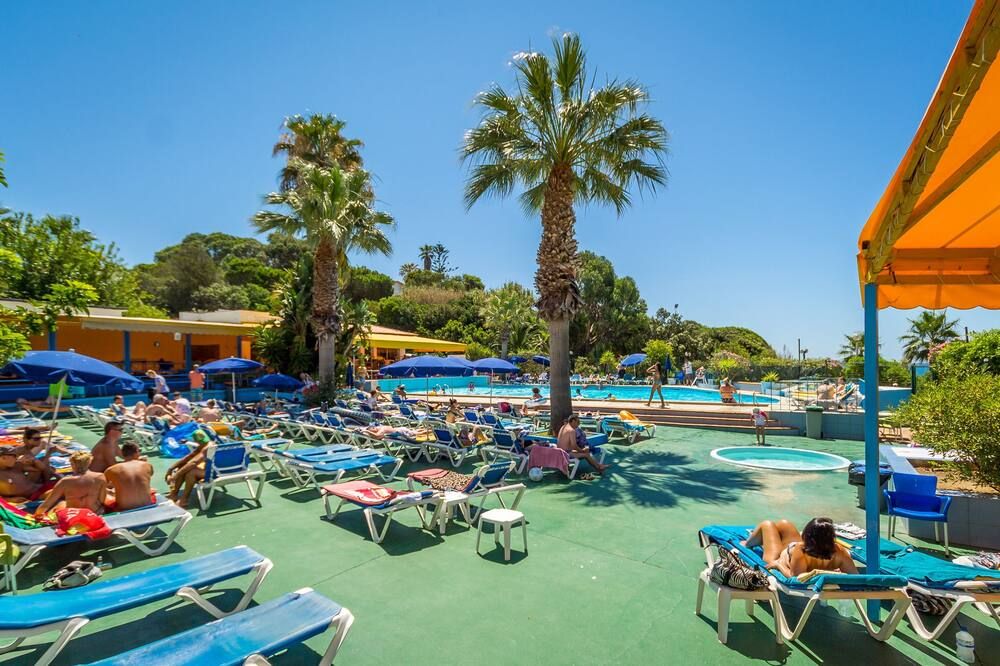 حوض السباحة