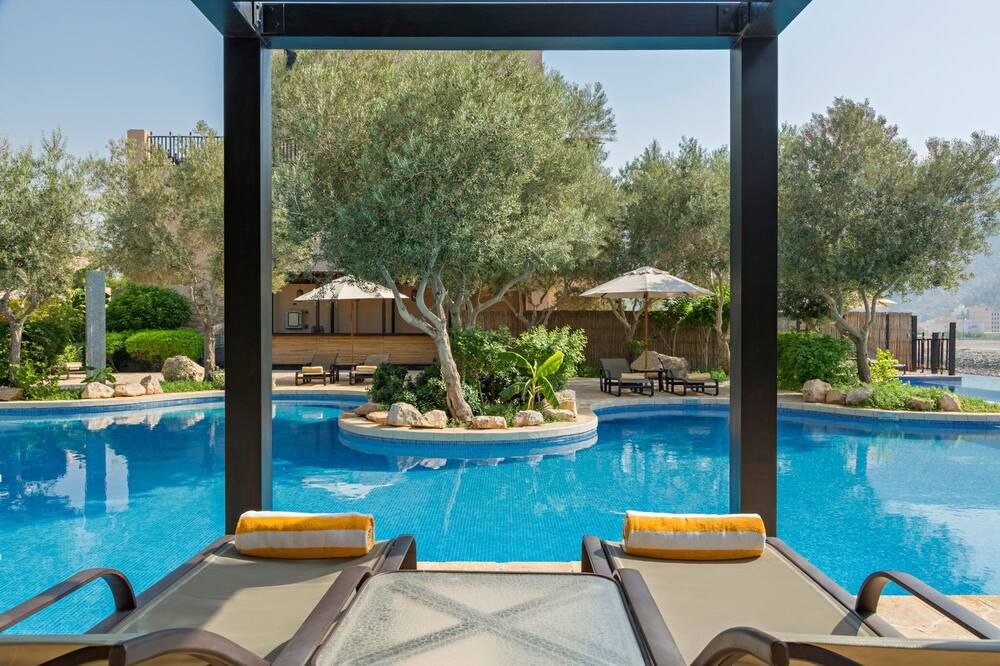 حوض السباحة