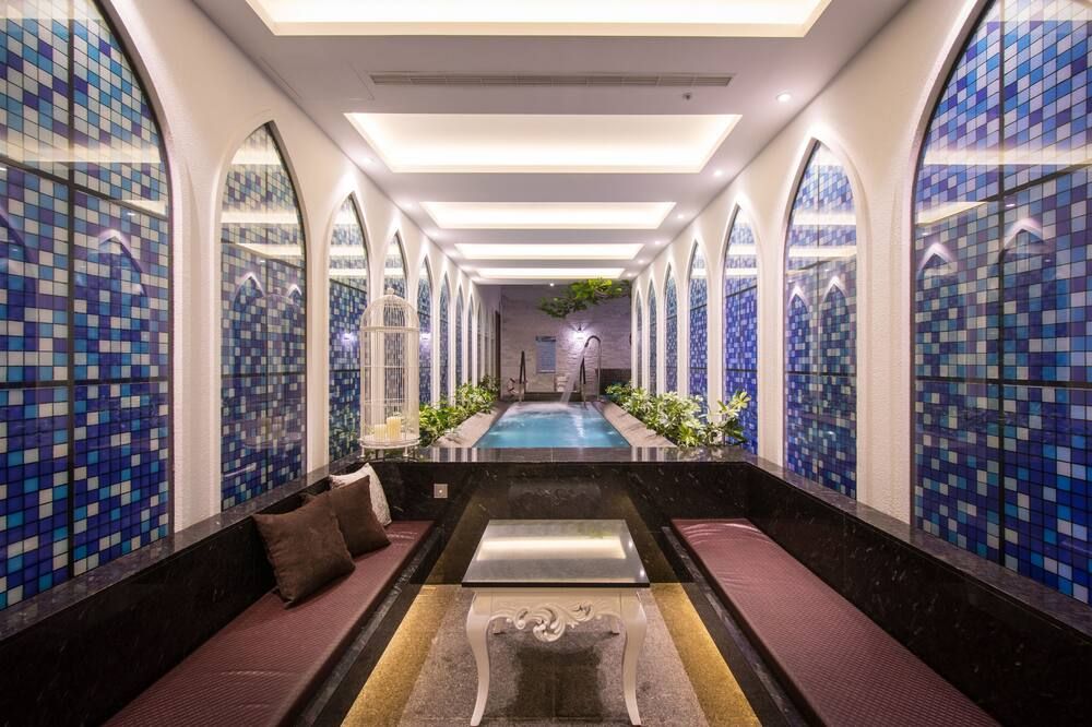 حوض السباحة