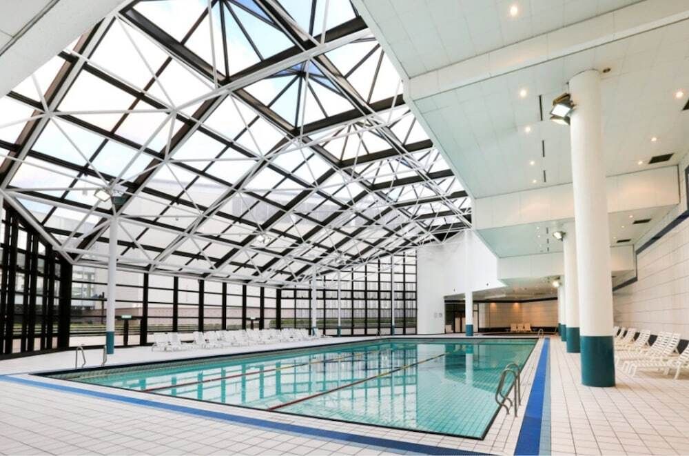 حوض السباحة