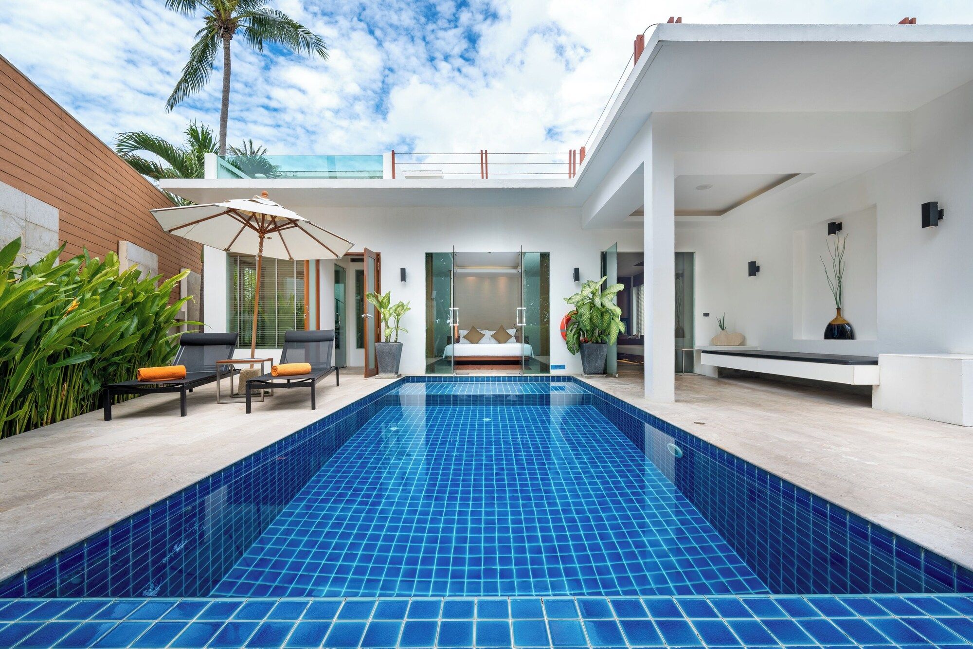 حوض السباحة