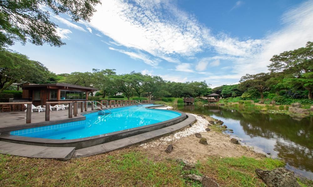 حوض السباحة