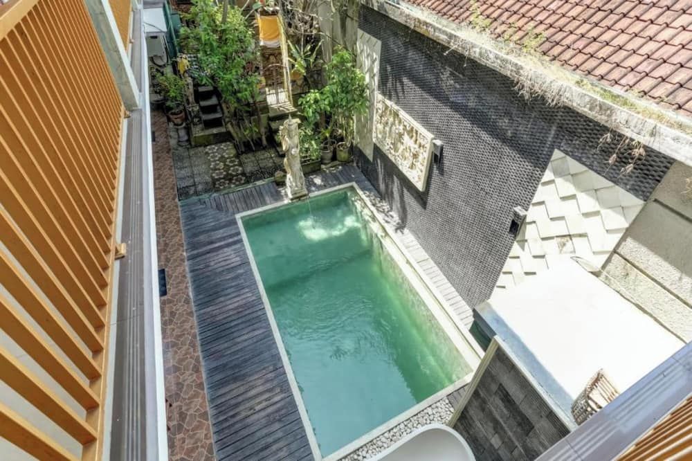 حوض السباحة