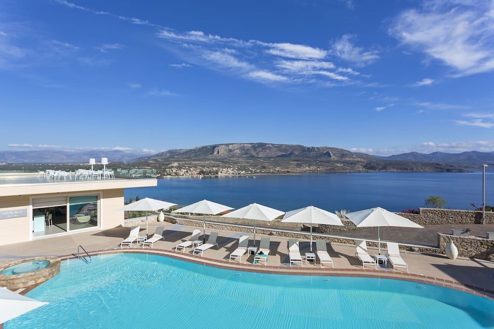 حوض السباحة