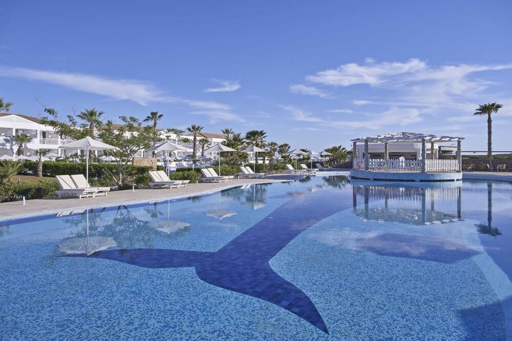 حوض السباحة