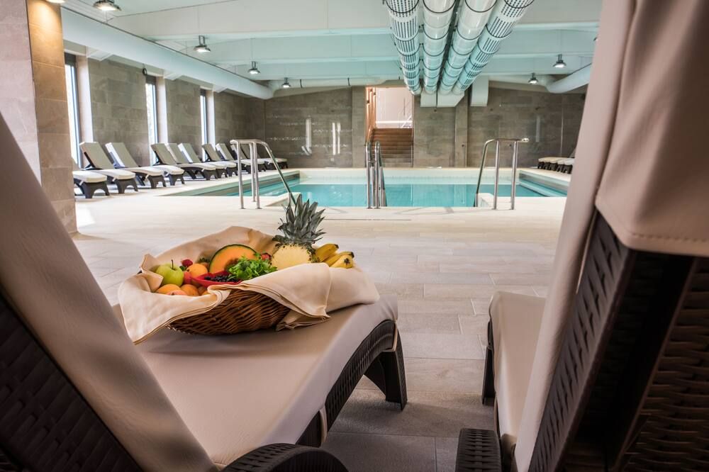 حوض السباحة