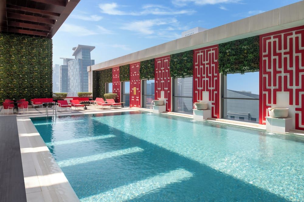 حوض السباحة