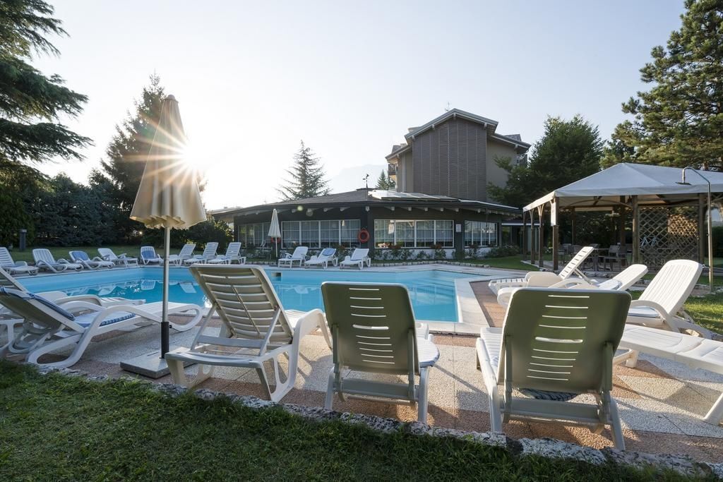 حوض السباحة