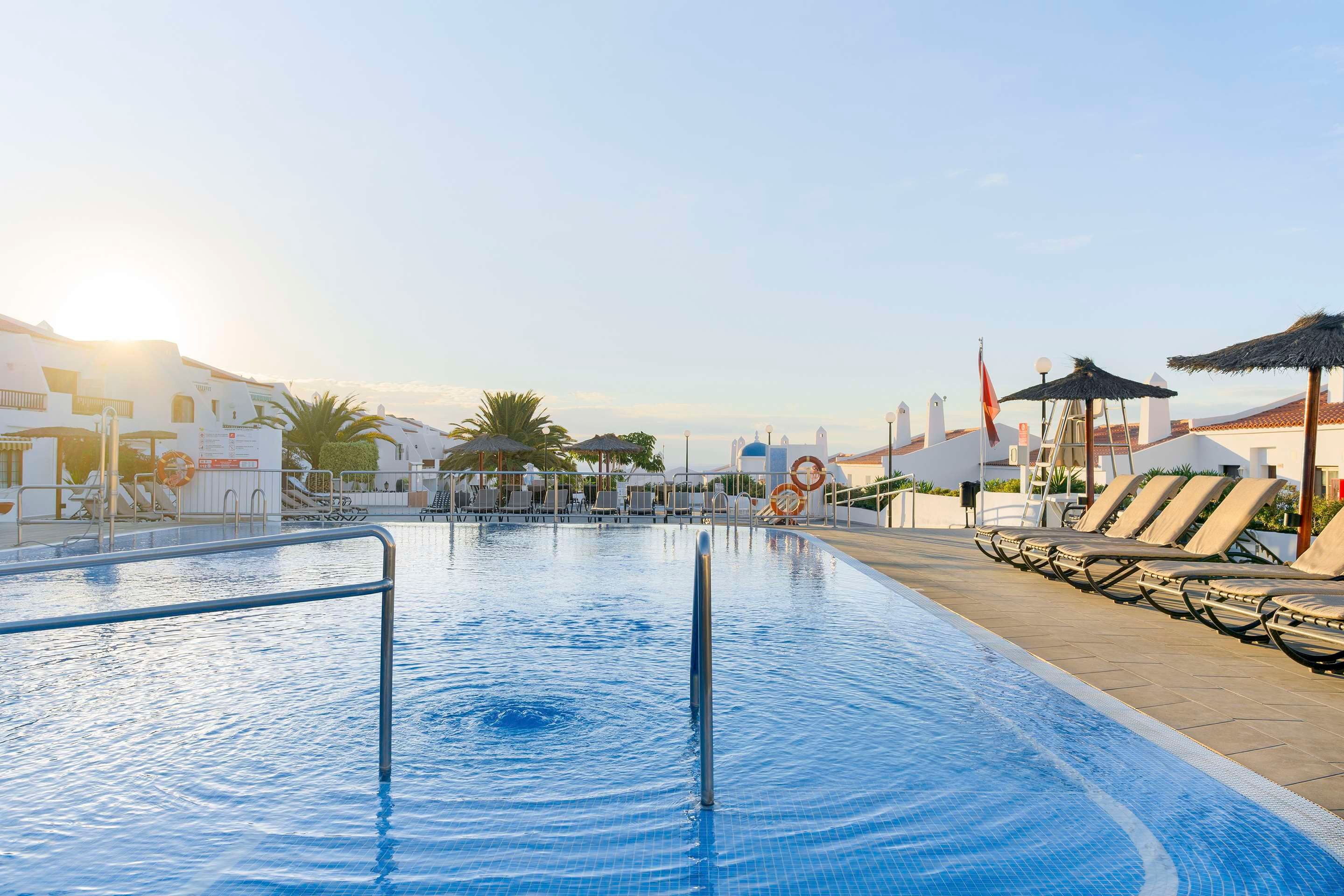 حوض السباحة