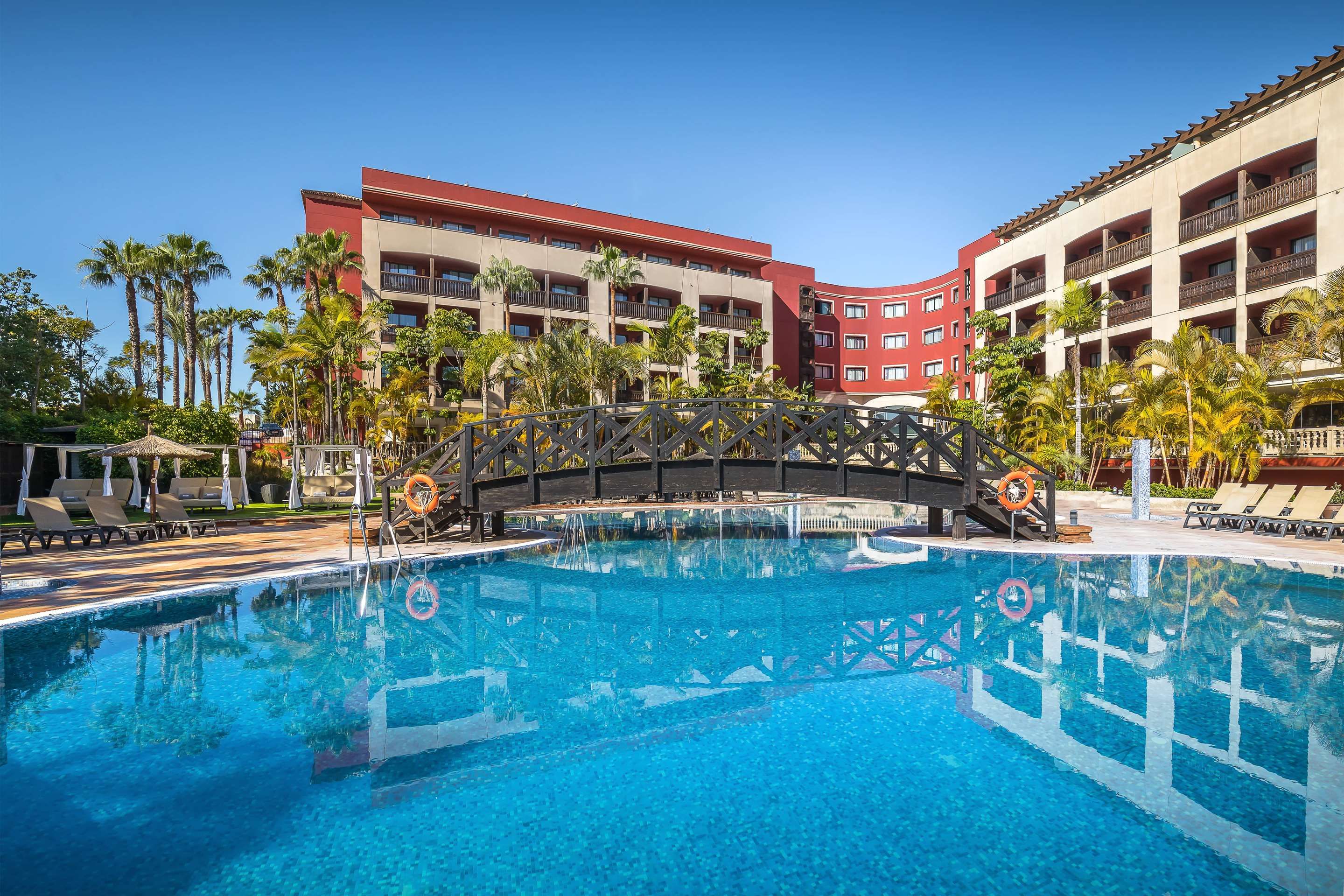 حوض السباحة