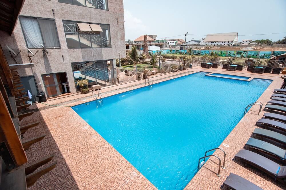 حوض السباحة