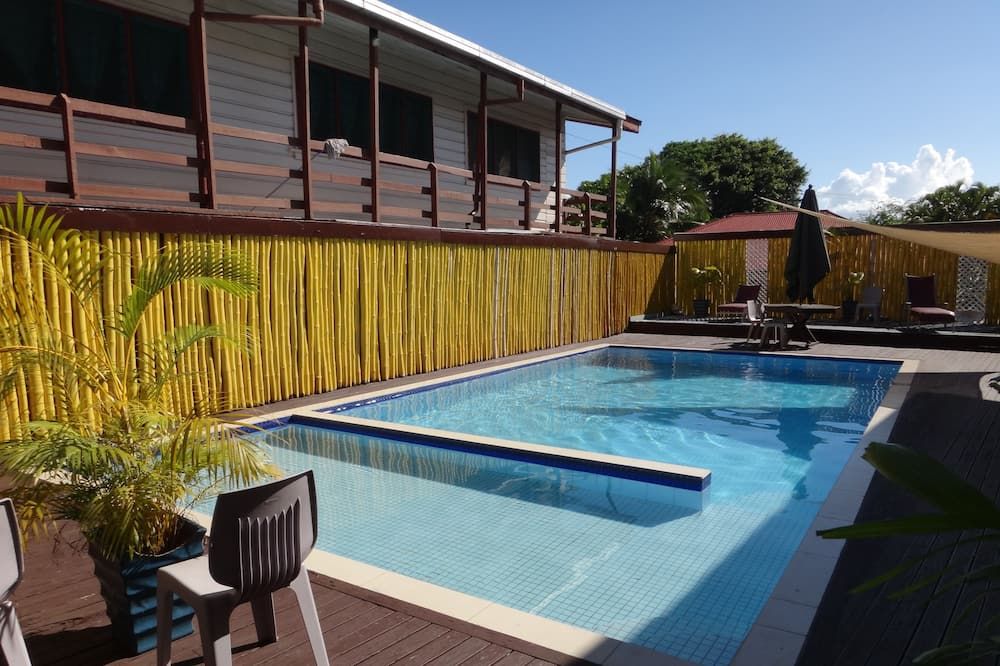 حوض السباحة