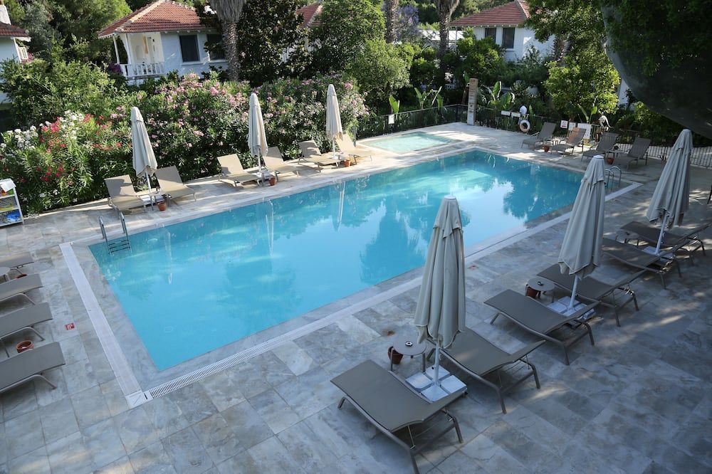 حوض السباحة