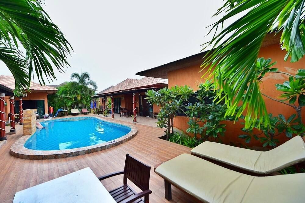 حوض السباحة