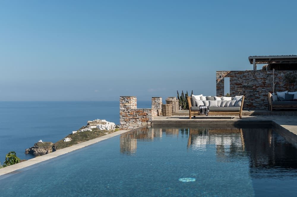 حوض السباحة