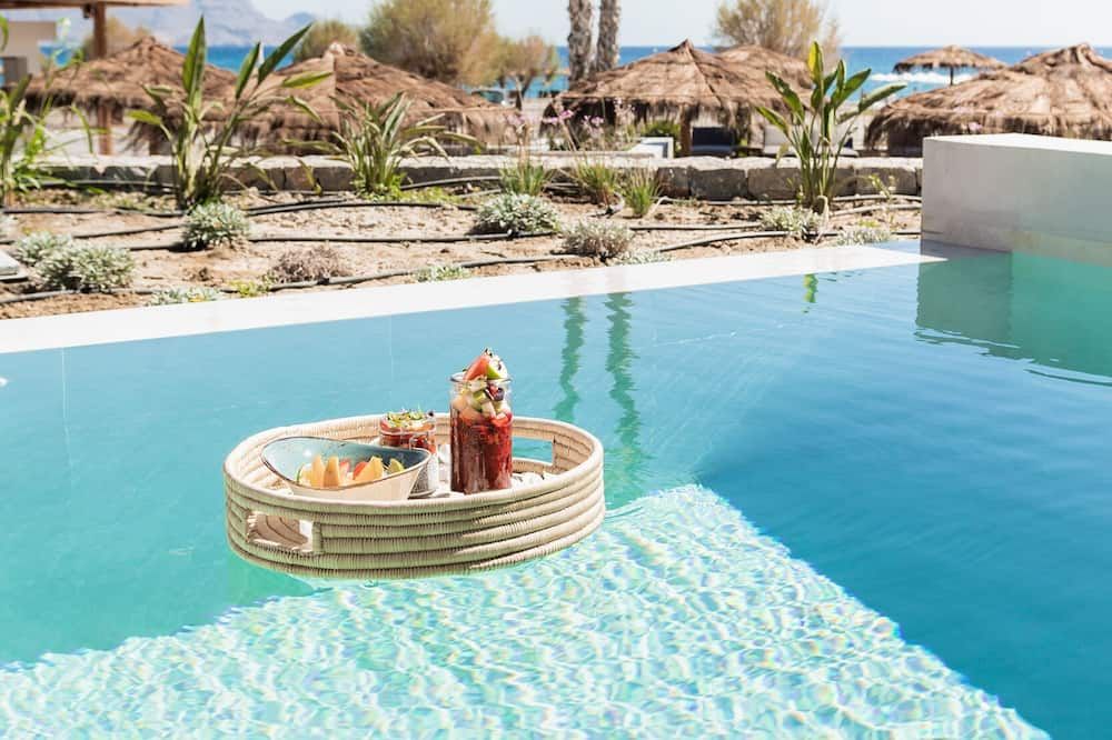 حوض السباحة