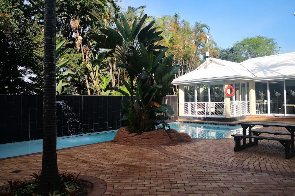 حوض السباحة